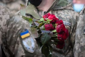 Bouquet of roses in the hands of a serviceman