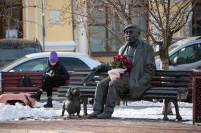 A bouquet of roses lies on the monument to actor Mykola Yakovchenko