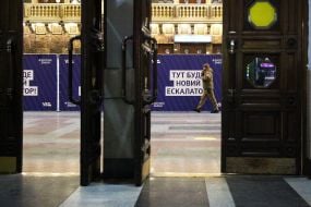 Banner with information about the new escalator