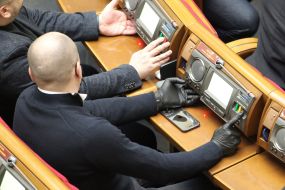 Народний депутат у гумових рукавичках голосує