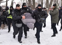 Правоохранители задерживают нарушителя
