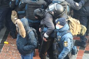 Правоохранители задерживают нарушителя