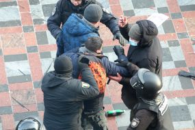 Правоохранители задерживают нарушителя