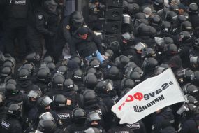 Правоохранители задерживают участника акции