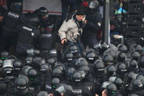 Правоохранители задерживают участника акции