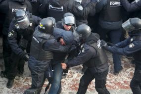 Правоохранители задерживают участника акции