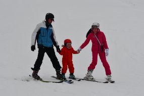 Лыжники на горнолыжной трассе комплекса Emily Resort в Винниках