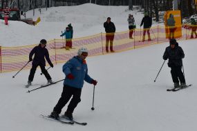 Лыжники на горнолыжной трассе комплекса Emily Resort в Винниках