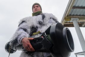 A serviceman with an NLAW anti-tank missile system
