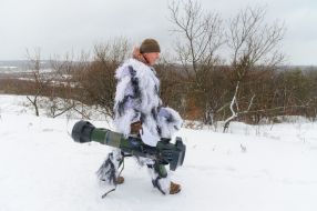 A serviceman with an NLAW anti-tank missile system