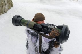 A serviceman with an NLAW anti-tank missile system