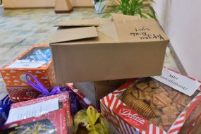 Волонтеры привезли вкусности для военных в Запорожский военный госпиталь