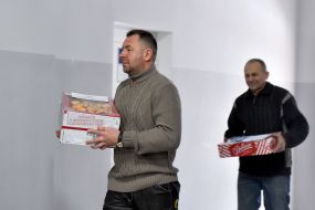 Волонтеры привезли вкусности для военных в Запорожский военный госпиталь