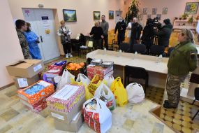 Волонтеры привезли вкусности для военных в Запорожский военный госпиталь