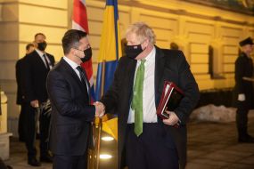 Vladimir Zelensky and Boris Johnson