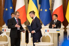 Підписання двосторонніх документів Pidpysannya dvostoronnikh dokumentiv 34 / 5 000 Результати перекладу Signing bilateral documents