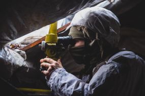 Український військовослужбовець у бліндажі