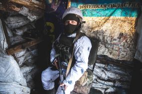 Український військовослужбовець у бліндажі