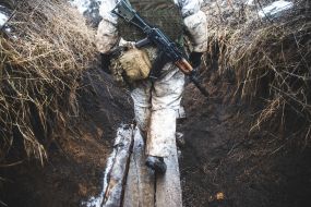 Український військовослужбовець в окопах