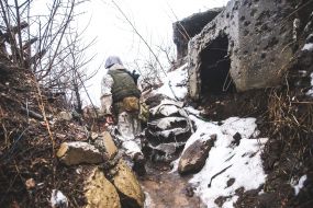 Український військовослужбовець в окопах