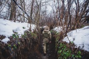 Український військовослужбовець в окопах