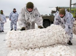 Военнослужащие 92-й бригады разворачивают маскировочную сетку