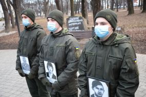 Бійці Національної гвардії тримають портрети загиблих в Афганістані