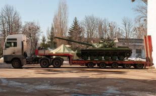 Танк Т-64БВ на территории завода