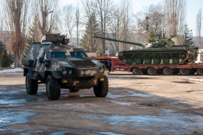 Танк Т-64БВ и ББМ "Дозор"на территории завода