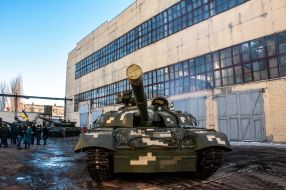 Танк Т-64БМ2 на территории завода