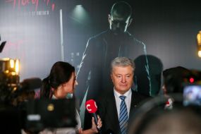 Petro Poroshenko answers journalists' questions
