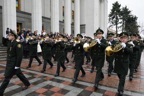 Singing the anthem of Ukraine near the Verkhovna Rada