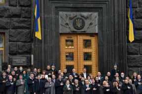 Singing the anthem of Ukraine near the Cabinet of Ministers