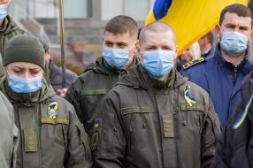 Военнослужащие в медицинских масках
