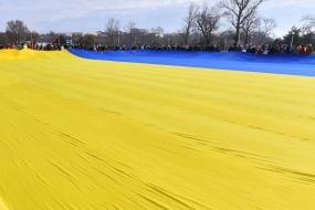 Учасники акції тримають розгорнутий прапор України