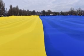 Учасники акції тримають розгорнутий прапор України