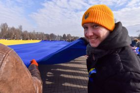 Учасники акції тримають розгорнутий прапор України