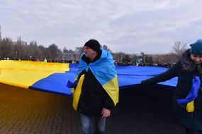Учасники акції тримають розгорнутий прапор України