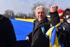 Учасники акції тримають розгорнутий прапор України
