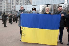 The participants of the meeting hold the flag of Ukraine