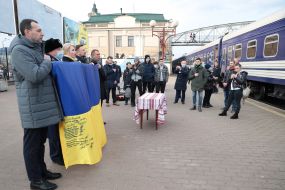 Участники встречи держат флаг Украины