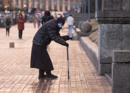 An elderly woman wearing a face mask