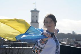 Дівчина у вишиванці з прапором України