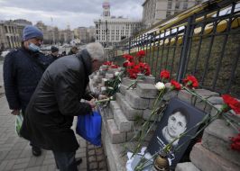 People honor the memory of the Heroes of the Heavenly Hundred in Kyiv