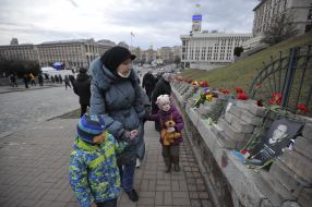 People honor the memory of the Heroes of the Heavenly Hundred in Kyiv