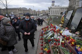 Люди чтят память Героев Небесной Сотни в Киеве