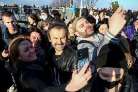 Svyatoslav Vakarchuk with fans