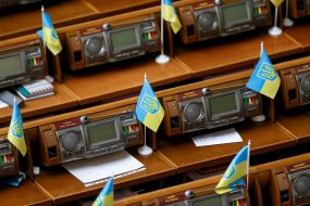 Прапорці України на робочих місцях депутатів
