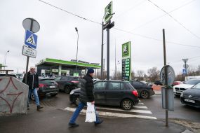 Очередь из автомобилей на заправку в Киеве