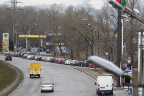 Очередь из автомобилей на заправку в Киеве